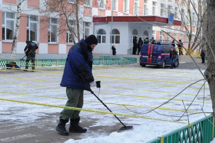 В Московскую школу № 263 проник вооруженный старшеклассник Сергей Гордеев - учащийся школы.  Гордеев захватил в заложники школьников и застрелил учителя и полицейского. На снимке: саперы у здания школы.