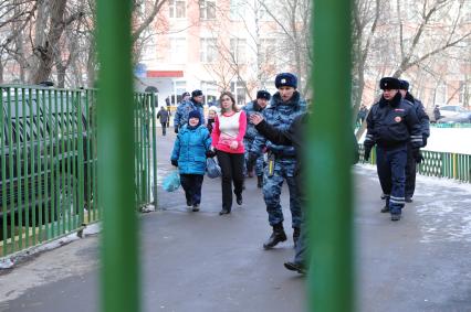 В Московскую школу № 263 проник вооруженный старшеклассник Сергей Гордеев - учащийся школы.  Гордеев захватил в заложники школьников и застрелил учителя и полицейского. На снимке: полицейские выводят детей из здания школы.