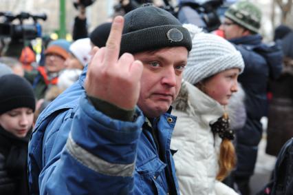 В Московскую школу № 263 проник вооруженный старшеклассник Сергей Гордеев - учащийся школы.  Гордеев захватил в заложники школьников и застрелил учителя и полицейского. На снимке: учащиеся, выведенные из здания школы.