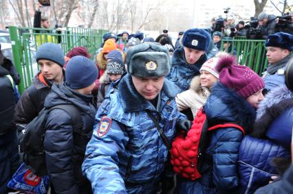 В Московскую школу № 263 проник вооруженный старшеклассник Сергей Гордеев - учащийся школы.  Гордеев захватил в заложники школьников и застрелил учителя и полицейского. На снимке: учащиеся, выведенные из здания школы.