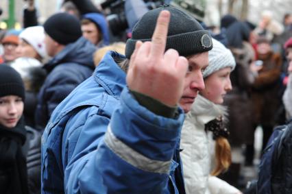 В Московскую школу № 263 проник вооруженный старшеклассник Сергей Гордеев - учащийся школы.  Гордеев захватил в заложники школьников и застрелил учителя и полицейского. На снимке: учащиеся, выведенные из здания школы.