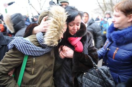 В Московскую школу № 263 проник вооруженный старшеклассник Сергей Гордеев - учащийся школы.  Гордеев захватил в заложники школьников и застрелил учителя и полицейского. На снимке: учащиеся, выведенные из здания школы.