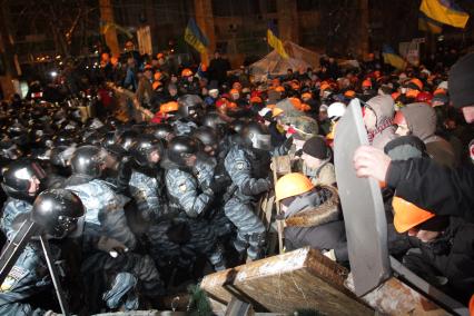 Силовой разгон пикетов в Киеве. На снимке: столкновение силовых структур и протестующих.