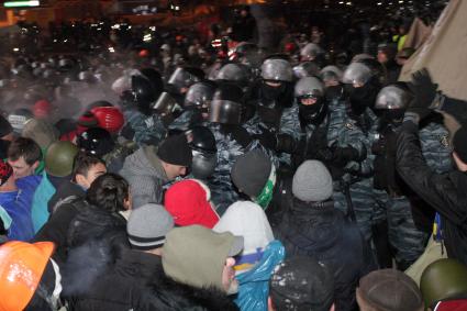 Силовой разгон пикетов в Киеве. На снимке: столкновение силовых структур и протестующих.