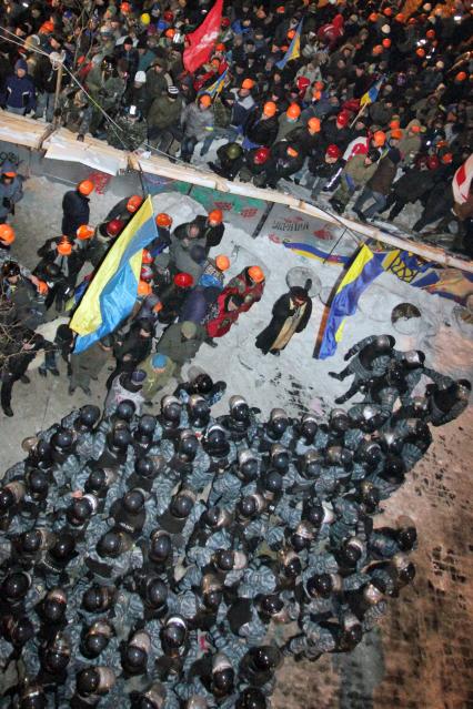 Силовой разгон пикетов в Киеве. На снимке: столкновение силовых структур и протестующих.