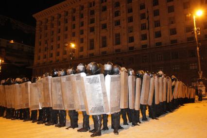 Силовой разгон пикетов в Киеве. На снимке: бойцы специального подразделения `Беркут` со щитами в буках.