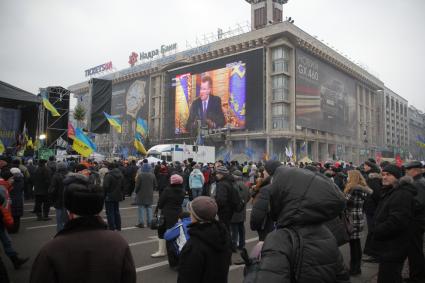 Трансляция выступления президента Украины Виктора Януковича на рекламном стенде площади Независимости в Киеве во время протестов.