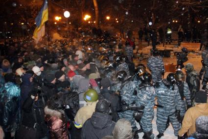 Зачистка баррикад во время протестов в Киеве.