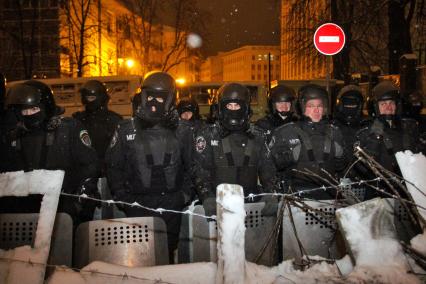 Зачистка баррикад во время протестов в Киеве.