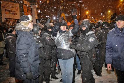 Зачистка баррикад во время протестов в Киеве.