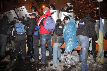 Зачистка баррикад во время протестов в Киеве.