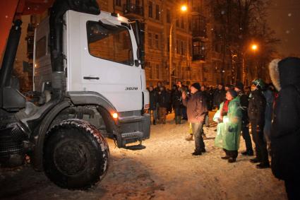 Зачистка баррикад во время протестов в Киеве. Протестующие не пускают грузовик `Камаз`.