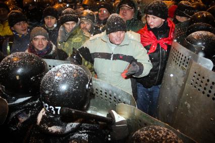 Зачистка баррикад во время протестов в Киеве.