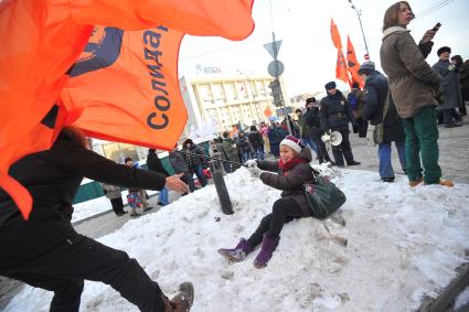 Шествие оппозиции в поддержку фигурантов дела о беспорядках на Болотной площади в мае 2012 года. На снимке: женщина держит флаг оппозиционного движения `Солидарность`.