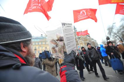 Шествие оппозиции в поддержку фигурантов дела о беспорядках на Болотной площади в мае 2012 года. На снимке: активист собирает деньги на поддержку арестованных.