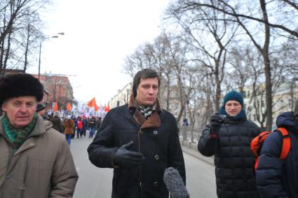 Шествие оппозиции в поддержку фигурантов дела о беспорядках на Болотной площади в мае 2012 года. На снимке: лидер молодежной организации `Молодые социалисты России` Дмитрий Гудков (в центре).