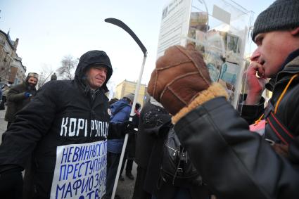 Шествие оппозиции в поддержку фигурантов дела о беспорядках на Болотной площади в мае 2012 года. На снимке: активист собирает деньги на поддержку арестованных.