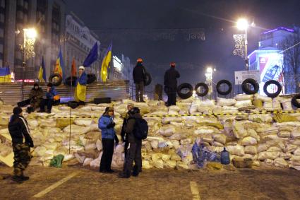 Мешки со снегом в качестве укрепления баррикад во время протестов в Киеве.