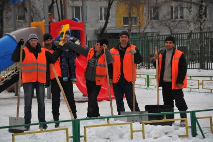 Гастарбайтеры на детской площадке с ребенком.