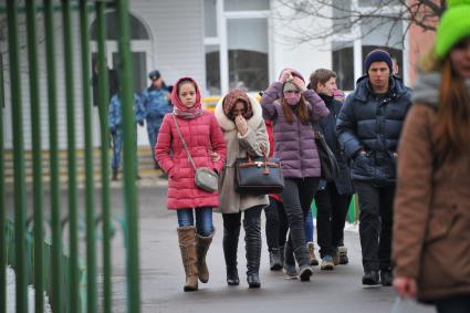 Вчера в Московской школе # 263 в результате стрельбы, совершенной старшеклассником Сергеем Гордеевым, погибли учитель и полицейский. На снимке: учащиеся выходят из школы.