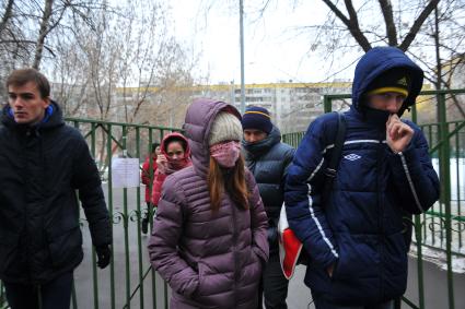 Вчера в Московской школе # 263 в результате стрельбы, совершенной старшеклассником Сергеем Гордеевым, погибли учитель и полицейский. На снимке: учащиеся направляются к школе.