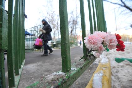 Возложение цветов к воротам Московской школы # 263, где сегодня в результате стрельбы, совершенной старшеклассником Сергеем Гордеевым, погибли учитель и полицейский. На снимке: гвоздики в воротах школы.