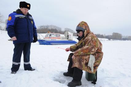 Работа МЧС по предупреждению несчастных случаев. Борисовские пруды. На снимке: инспектор МЧС Мартышков А.Ф. разговаривает с рыбаком.