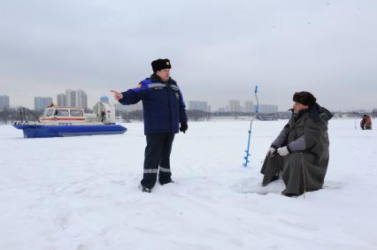 Работа МЧС по предупреждению несчастных случаев. Борисовские пруды. На снимке: инспектор МЧС Мартышков А.Ф. разговаривает с рыбаком.