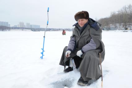 Работа МЧС по предупреждению несчастных случаев. Борисовские пруды. На снимке: мужчина рыбачит на реке.