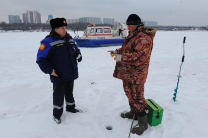 Работа МЧС по предупреждению несчастных случаев. Борисовские пруды. На снимке: инспектор МЧС Мартышков А.Ф. разговаривает с рыбаком.