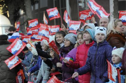 Подготовка к открытию XXII зимних олимпийских игр в Сочи. На снимке: дети приветствуют эстафету олимпийского огня.