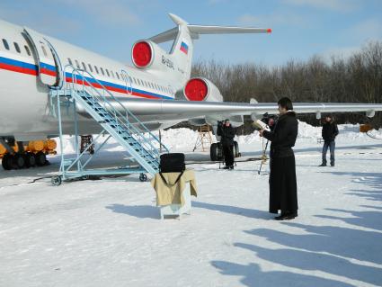 Последний Ту-154  сошел со стапелей завода `Авиакор`. Священник освящает самолет.