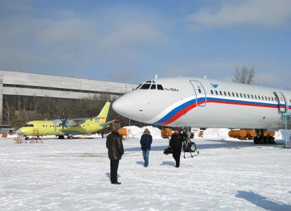 Последний самолет Ту-154  сошел со стапелей завода `Авиакор`. На заднем плане новый самолет Ан-140.