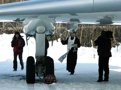 Последний Ту-154  сошел со стапелей завода `Авиакор`. Священник освящает самолет.