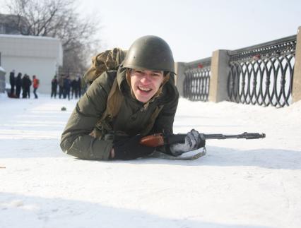 Военно-спортивные игры для школьников. Юноша проходит дистанцию по-пластунски.