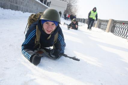 Военно-спортивные игры для школьников. Юноша проходит дистанцию по-пластунски.