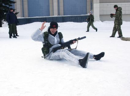 Военно-спортивные игры для школьников. Дуэль с электронными ружьями.