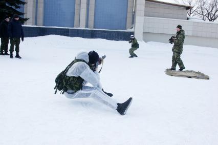 Военно-спортивные игры для школьников. Дуэль с электронными ружьями.