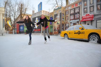 Каток Bonduelle в саду `Эрмитаж`. На снимке: девушки катаются на коньках.