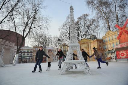 Каток Bonduelle в саду `Эрмитаж`. На снимке: девушки катаются на коньках.