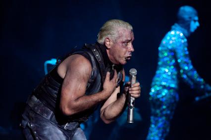 Выступление немецкой рок-группы `Rammstein` на фестивале `Рок над Волгой` в Самаре. На снимке: вокалист группы Тилль Линдеманн.