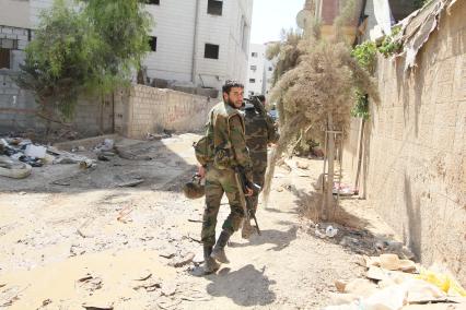 Дераа. Операция сирийских военных по зачистке города от боевиков. На снимке: отряд сирийских военных идут по городу.