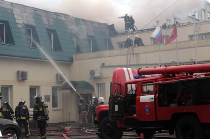 Пожар в здании управы района `Беговой` на Ленинградском проспекте. На снимке: тушение пожара.