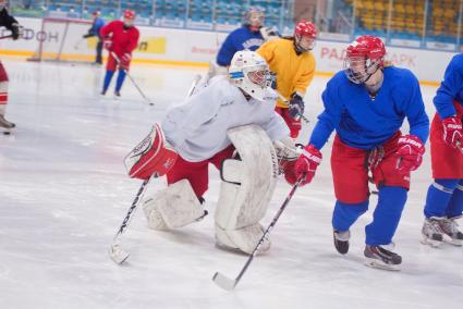 Вратарь женской сборной России по хоккею Юлия Лескина (в центре) на тренировке.