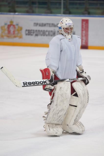 Вратарь женской сборной России по хоккею Юлия Лескина на тренировке.