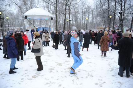 Дискотека `Кому за 30` в московском парке культуры и отдыха `Сокольники`.