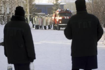 В исполнительной колонии №6 ГУФСИН России по Свердловской области создана группа быстрого реагирования ( ГБР ). На снимке: женщины из группы быстрого реагирования отрабатывают учебное нападение заключенных.