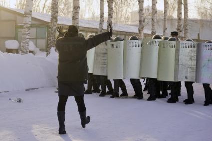 В исполнительной колонии №6 ГУФСИН России по Свердловской области создана группа быстрого реагирования ( ГБР ). На снимке: женщины из группы быстрого реагирования отрабатывают учебное нападение заключенных.