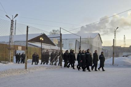 В исполнительной колонии №6 ГУФСИН России по Свердловской области создана группа быстрого реагирования ( ГБР ). На снимке: женщины заключенные выходят на улицу.