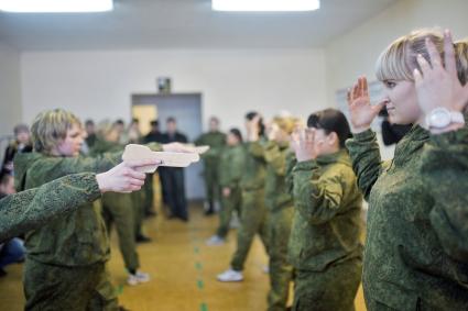 В исполнительной колонии №6 ГУФСИН России по Свердловской области создана группа быстрого реагирования ( ГБР ). На снимке: женщины из группы быстрого реагирования отрабатывают приемы рукопашного боя.